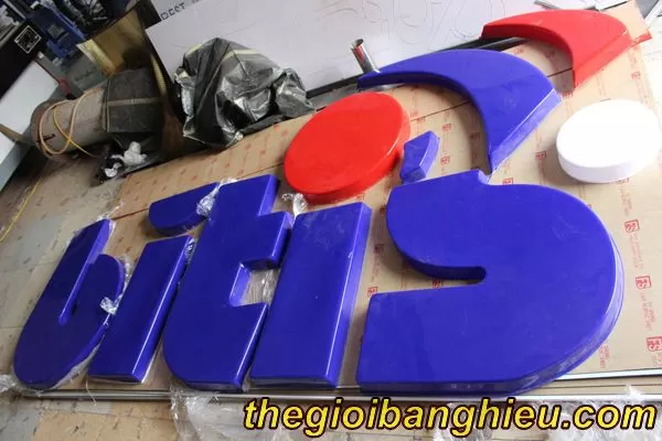 chữ mica hút nổi